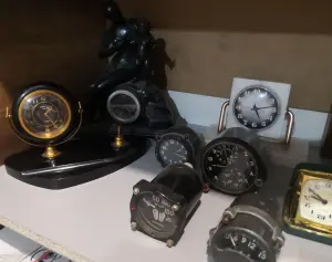 Часы и будильники и др... небольшая коллекция...