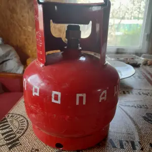 Балоны газовые 5 и 50 литров продаются, редуктор и плита газовая б/у в подарок