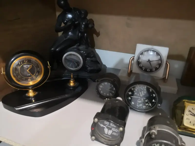 Часы и будильники и др... небольшая коллекция...