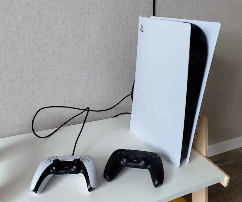 PlayStation 5 Digital Edition + 2 геймпада + 4 игры