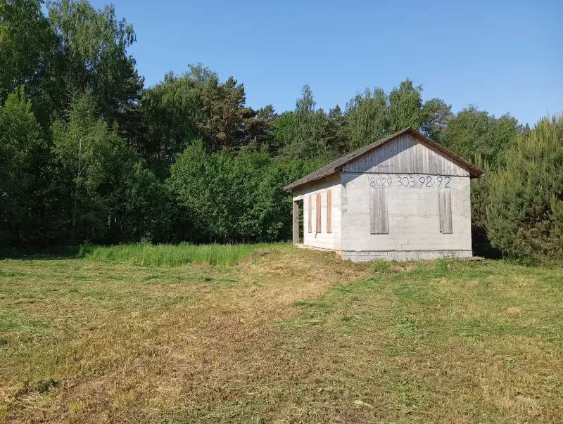 Два дома в лесу, на берегу Вилейского водохранилища.