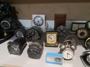 Часы и будильники и др... небольшая коллекция...