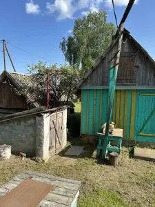 Продается деревянный дом с печным отоплением общей площадью 34 кв м с земельным участком 15 соток, расположенный в г. Чаусы Могилевской области