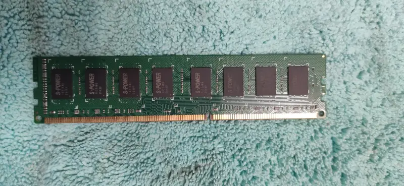 Оперативная память 3 планки DDR3: 2х8Гб и 1х2Гб