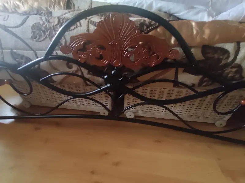 Кровать металлическая.