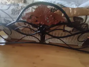 Кровать металлическая.