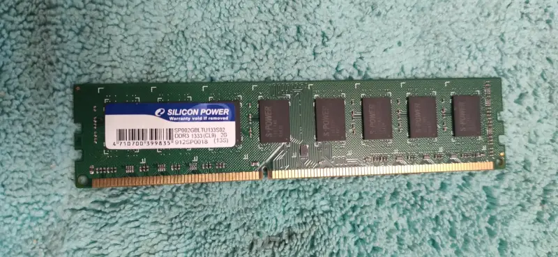Оперативная память 3 планки DDR3: 2х8Гб и 1х2Гб