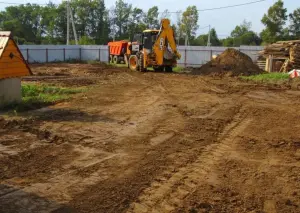 Планировка земельного участка . Выравнивание участка.