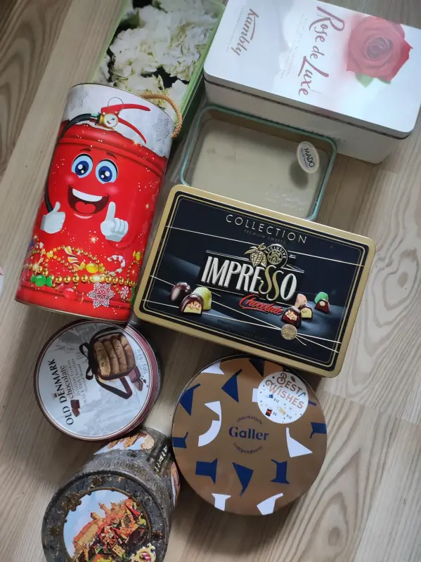 Коробки/банки жестяные цена указана за все,почта.