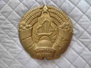 Герб Республики Беларусь, гипс, диаметр 35 см.