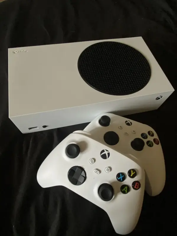 Игровая консоль XBOX Series S 512 GB + 2 геймпада
