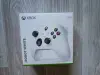 Консоль Xbox series s с двумя джойстиками.