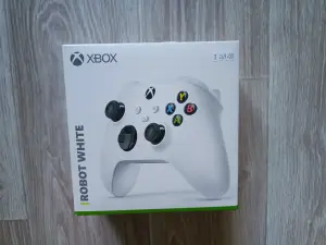 Консоль Xbox series s с двумя джойстиками.