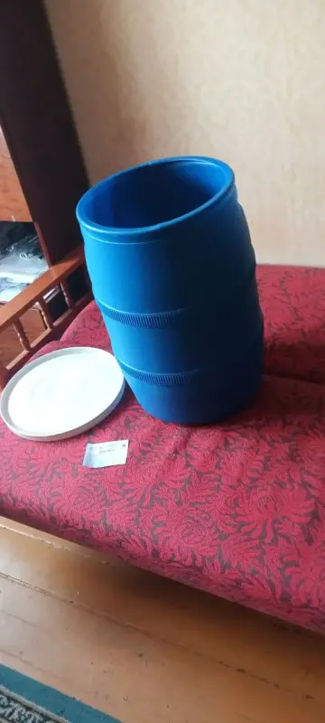 Бак пластиковый с крышкой, новый, 50л