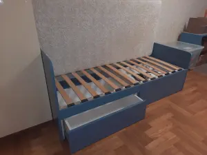 Кровать подростковая с матрасом.