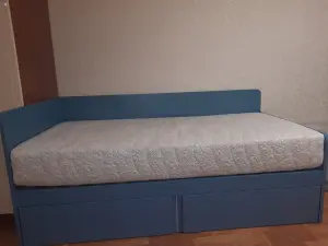 Кровать подростковая с матрасом.