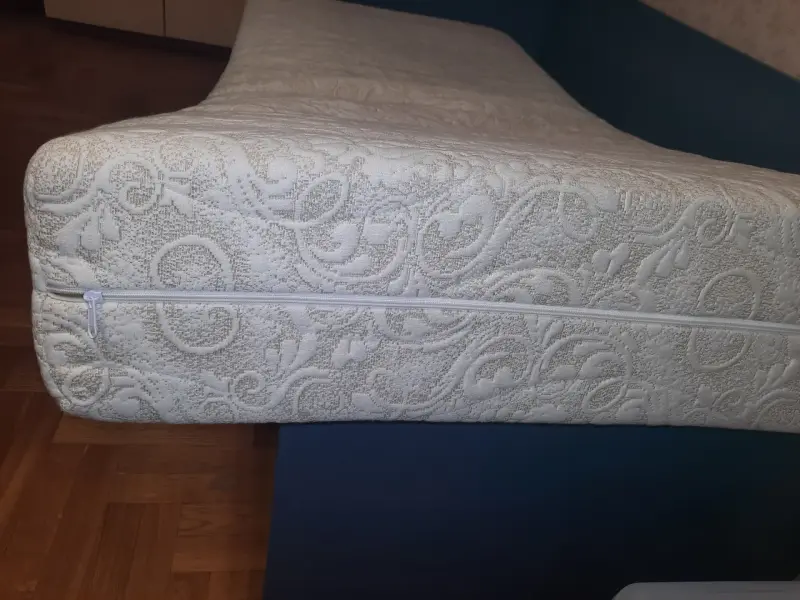 Кровать подростковая с матрасом.