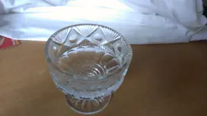 2 конфетницы и цветы