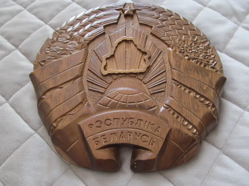 Герб Республики Беларусь, дерево, диаметр 29 см.