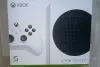 Консоль Xbox series s с двумя джойстиками.