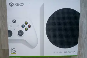 Консоль Xbox series s с двумя джойстиками.