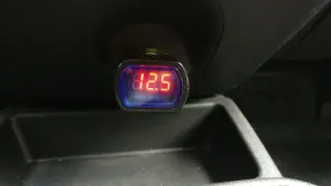 Индикатор (вольтметр) бортового напряжения в авто