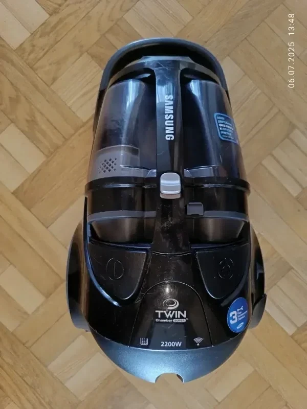 Пылесос Samsung SC8872. Мощность 2200 вт.