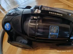 Пылесос Samsung SC8872. Мощность 2200 вт.