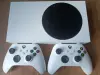 Консоль Xbox series s с двумя джойстиками.