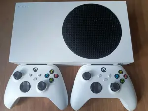 Консоль Xbox series s с двумя джойстиками.