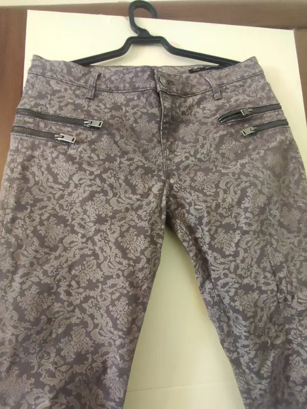 Брюки ZARA WOMAN длина 96, по талии 43,по бёдрам 50,почта.