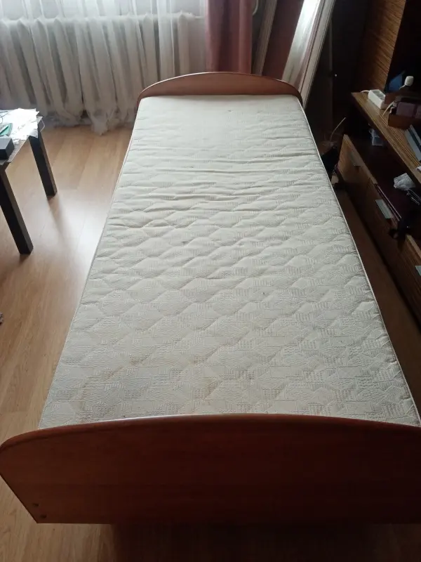 Кровать с матрасом