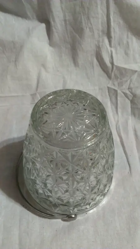 2 конфетницы и цветы