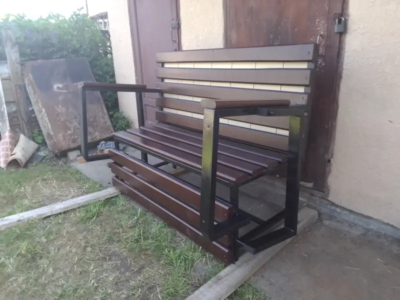 Лавочка.