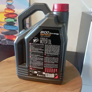 Моторное масло Motul 8100 Eco-nergy 5W30 (5 литров)