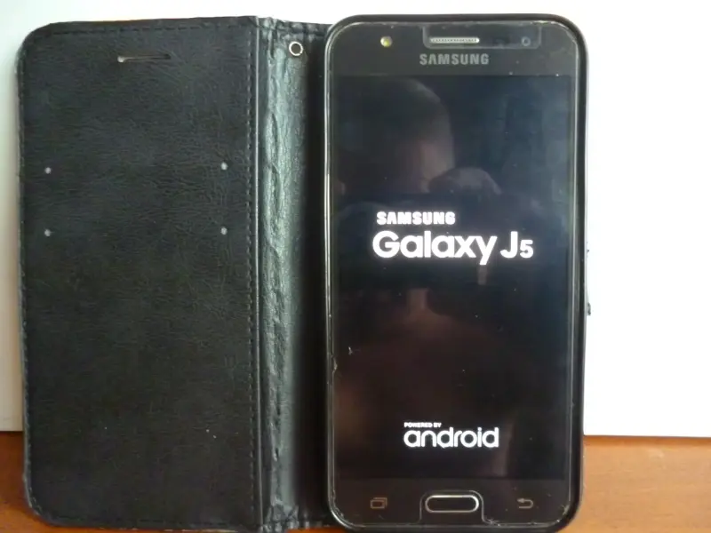 Телефон Samsung Galaxy J5
