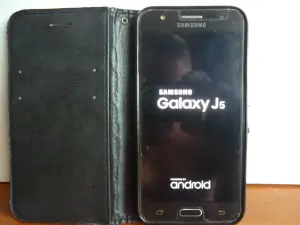 Телефон Samsung Galaxy J5