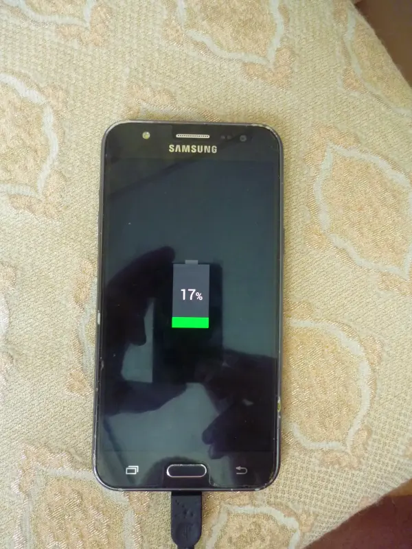 Телефон Samsung Galaxy J5