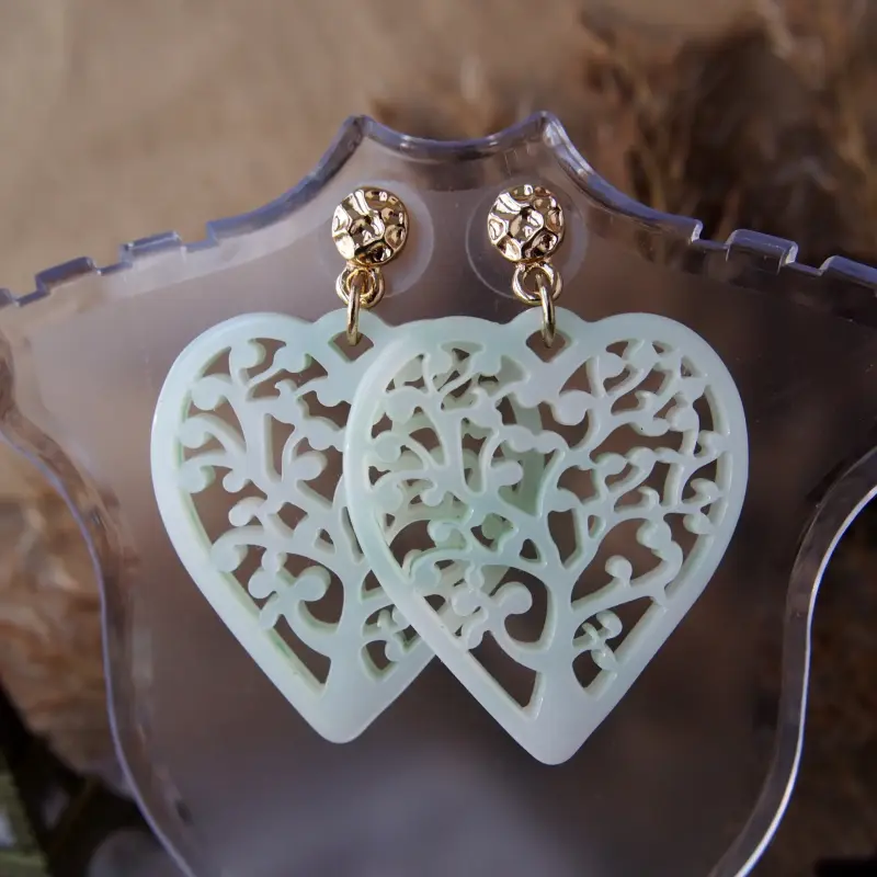 Серьги-сердца из акрила