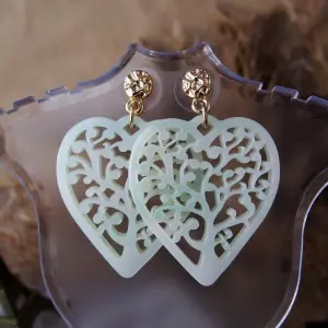Серьги-сердца из акрила
