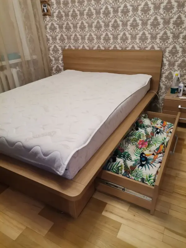 Кровать, комод, тумбочка