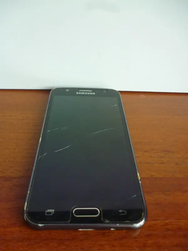 Телефон Samsung Galaxy J5