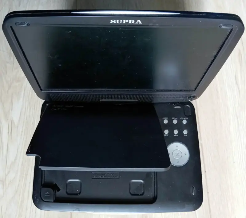 Портативный DVD плеер Supra