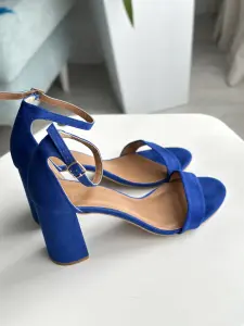 Босоножки новые на устойчивом каблуке р. 40
