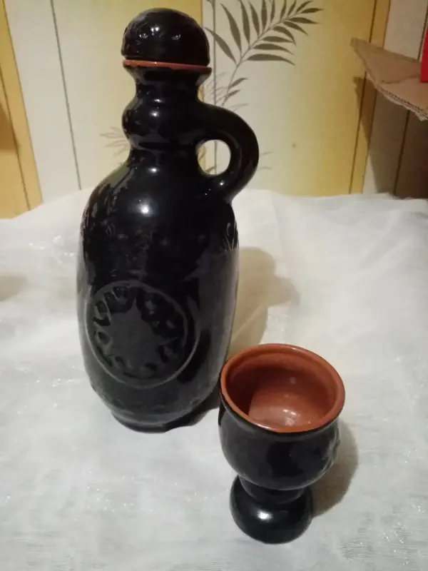 Керамический кувшин с бокалом