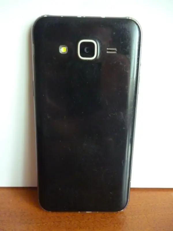 Телефон Samsung Galaxy J5