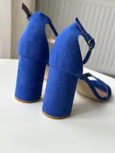 Босоножки новые на устойчивом каблуке р. 40