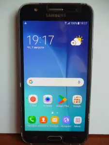 Телефон Samsung Galaxy J5