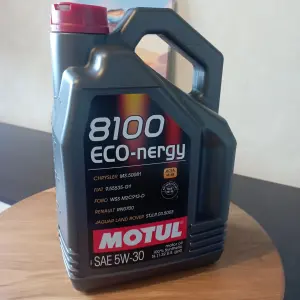Моторное масло Motul 8100 Eco-nergy 5W30 (5 литров)