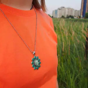 Подвеска с цепочкой - цветочек.